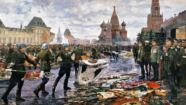 Soldats soviétiques projetant au sol les bannière des nazis vaincus devant le mausolée de Lénine lors du défilé de la victoire, place Rouge, à Moscou, le 24 juin 1945