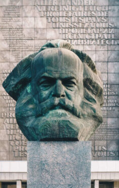 En 1953, le changement de Chemnitz en Karl-Marx-Stadt fait partie d'une grande campagne menée par le gouvernement est-allemand pour promouvoir les idéaux socialistes et communistes. Outre ce changement de nom, une des manifestations les plus emblématiques de cette campagne fut l'érection de l'imposant buste de Karl Marx (7 mètres de haut) au cœur de la ville.