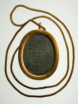 Le scarabée symbolisait la renaissance du soleil ; on le trouve ici pour donner la forme à une amulette posée sur le cœur, afin que celui-ci ne témoigne pas contre son porteur lors de l’épreuve de la pesée (cette méthode magique est indiquée dans Le livre des morts)