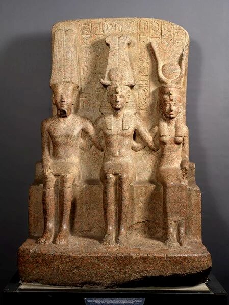 Le pharaon Ramsès II entouré par le dieu Amon et la déesse Mout, 13e siècle avant notre ère