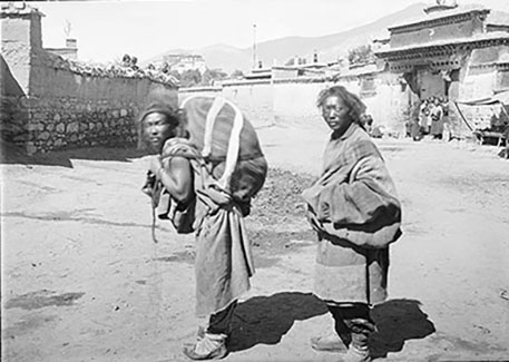 Transport d’un cadavre pour l’abandonner, Tibet, 1920 (la pratique est encore la norme)