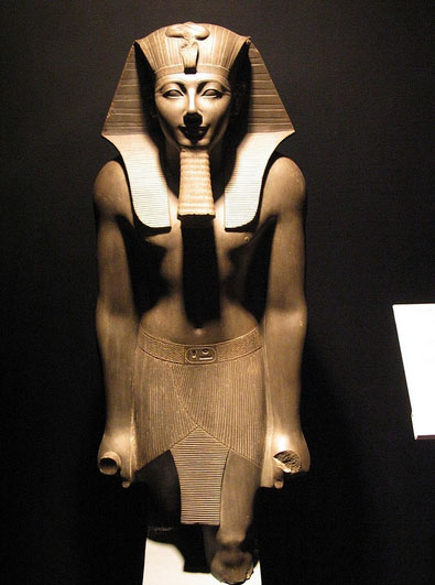 Statue de Thoutmôsis III, qui régna au 15e siècle avant notre ère et dont le linceul contenait plusieurs incantations du « Livre des morts »