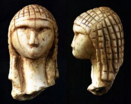 La Dame de « Brassempouy », appelée aussi Dame à la Capuche, découverte en France et datant de 29 à 22 000 ans avant notre ère