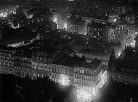 Buenos Aires, 1937, vue nocturne de la Avenida de Mayo et de la Avenida Roque Sáenz Peña depuis le Palacio Ayerz
