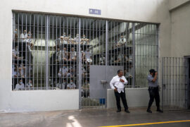 Le « centre de confinement du terrorisme » au Salvador, ouvert en 2023, peut accueillir 40 000 détenus