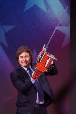 Javier Milei avec une tronçonneuse, symbole de sa volonté de réduire l’existence de l’Etat (wikipedia)