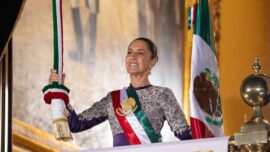Chaque année, la veille du jour de l’indépendance, le président des États-Unis mexicains (ici Claudia Sheinbaum en 2025) prononce les paroles suivantes avant de sonner une cloche : « ¡Mexicanos y Mexicanas! ¡Vivan los héroes que nos dieron patria y libertad! ¡Viva Miguel Hidalgo y Costilla! ¡Viva José María Morelos! ¡Viva Josefa Ortiz de Domínguez! ¡Viva Ignacio Allende! ¡Vivan Aldama y Matamoros! ¡Viva la independencia nacional! ¡Viva México! ¡Viva México! ¡Viva México! » (wikipedia)