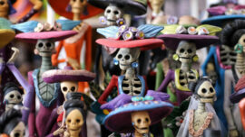 La figure de la Catrina vise initialement à se moquer de l’oisiveté des femmes appartenant à l’élite et des attitudes de celles cherchant à leur ressembler