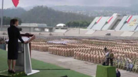 Discours de Claudia Sheinbaum aux forces armées avec une esthétique moderniste-brutaliste typique