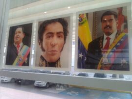 Grands portraits au siège de la Banque nationale, avec Hugo Chávez, Simón Bolívar. Nicolás Maduro
