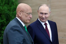 Vladimir Poutine, Président de la fédération de Russie et Sergei A. Karaganov, figure académique centrale et président honoraire du Conseil sur la politique étrangère et de défense.