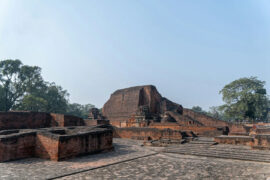Ruines de l’université de Nālandā dans le nord-est de l’Inde ; elle avait accueilli jusqu’à 10 000 moines ; son histoire commence au 3e siècle avant notre ère, avant sa destruction en 1200 lors de l’invasion musulmane