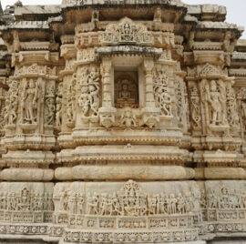 Temple d’Adinath (« premier seigneur », c’est-à-dire Rishabhanatha, le premier Tîrthankara), le sanctuaire principal du complexe jaïn de Ranakpur au Rajasthan, 15e siècle