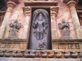 Représentation du 10e siècle du temple d’ Airavatesvara au Tamil Nadu, Shiva est au centre, alors que Brahma et Vishnou s’inclinent vers lui (wikipédia)