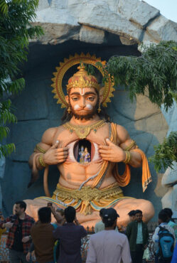 Hanuman, avec dans son coeur Rāma et Sita, lui qui les aide dans le Rāmāyaṇa qui unifie l’Inde