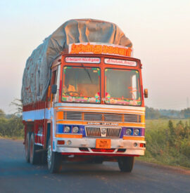 Camion au Tamil Nadu ; on lit en haut « Thiru Annamalaiyar » soit « Seigneur de la montagne sacrée d’Annamalai » où l’on trouve un temple shivaïte, « Sri Anandayi Amman Thunnai » soit « Avec la protection de la déesse Anandayi Amman », « Sri Venkateswara » qui est une forme de Vishnou