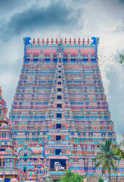 Le temple Srirangam au Tamil Nadu, existant depuis le 3e siècle avant notre ère et une construction en pierre du 9e au 17e siècle