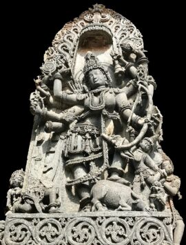 Temple de Hoysaleswara au Karnataka, Durga comme Mahishasuramardini écrasant un démon, 12e siècle