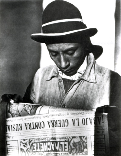 Travailleur lisant El Machete, périodique du Parti Communiste du Mexique - Photo de Tina Modotti, 1927