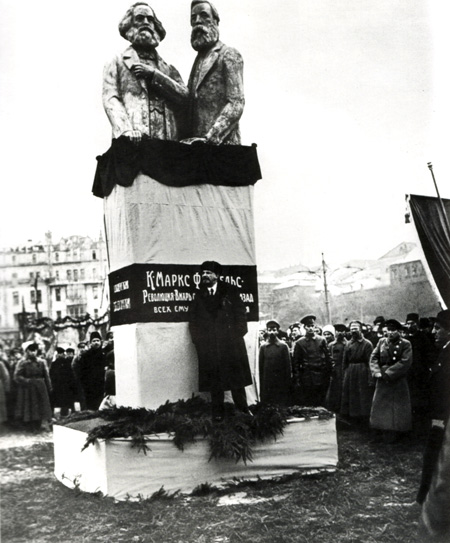 Lénine inaugurant le monument Marx-Engels à Petrograd