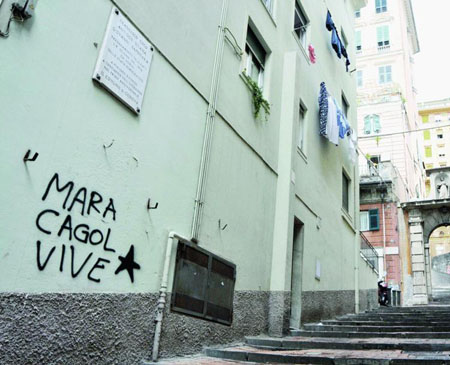Genova : Chaulage en l'honneur de Mara Cagol sous une plaque commémorant le magistrat Francesco Coco, justicié par les BR le 8 juin 1976