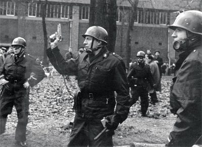 Mine de Winterslag (proche du Zwartberg) 1966 : gendarme arme au poing