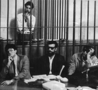 Le camarade Cesare Di Lenardo lors de son procès à Padova en 1983. A l’avant-plan, trois des sbires tortionnaires, dont le commissaire de police Salvatore Genova.