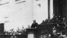 Lénine, le 4 avril 1917, exposant ses thèses à la tribune du Soviet des députés des travailleurs et des soldats de Pétrograd