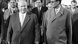 Les révisionnistes Nikita Khrouchtchev, Mikhaïl Souslov avec Andrei Gromyko à l'arrière-plan