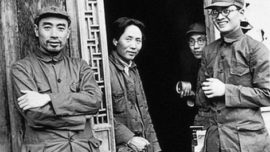 Mao Zedong pendant la guerre civile ; à gauche, Zhou Enlai