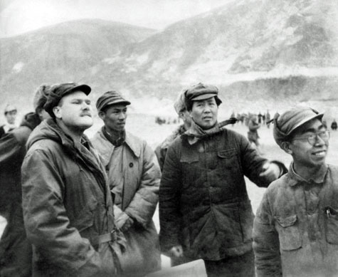 Mao Zedong et John Roderick correspondant de l'AP
