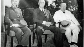 Tchiang Kaï-Chek, Franklin D. Roosevelt et Winston Churchill, au Caire en Egypte en novembre 1943