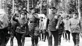 Le ministre de la Défense de l'URSS, le maréchal Andrei Grechko inspecte la 14e division de fusiliers motorisés des forces soviétiques en RDA une semaine avant l'invasion de la Tchécoslovaquie.