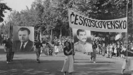 Délégation de Tchécoslovaquie au festival étudiant international en 1949 à Budapest, avec les portraits de Klement Gottwald et de Staline