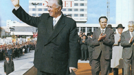 Enver Hoxha, le dirigeant de l’Albanie et praticien d’un nationalisme identitaire parallèle à celui de Nicolae Ceaușescu