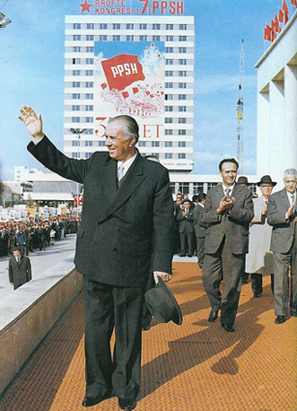 Enver Hoxha, le dirigeant de l’Albanie et praticien d’un nationalisme identitaire parallèle à celui de Nicolae Ceaușescu