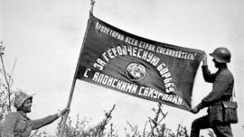 Soldats soviétiques avec leur drapeau la victoire la bataille de Khalkha gol : Prolétaires de tous les pays, unissez-vous! Pour la lutte héroïque contre les samouraïs japonais.