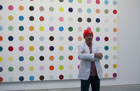 Damien Hirst dans une galerie de New York pour l’exposition The Complete Spot Paintings 1986-2011, WIkipédia