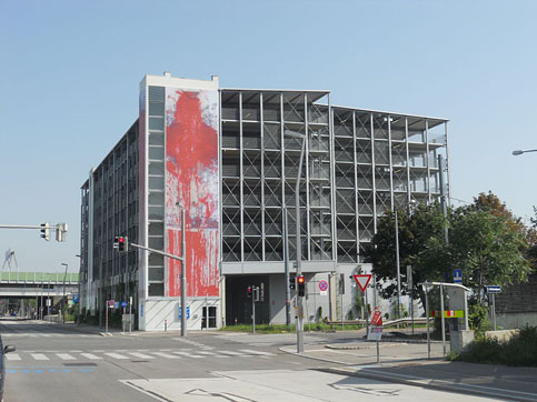 Décoration d’un parking par Hermann Nitsch à Vienne en Autriche, WIkipédia