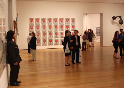 Une salle du MoMA de New York avec à l’arrière-plan les fameuses boîtes de conserve d’Andy Warhol, wikipédia