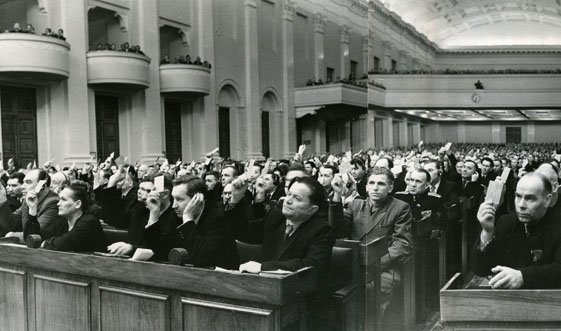 Le XXe congrès votant pour le rapport de Nikita Khrouchtchev