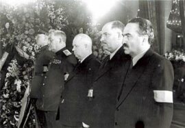 A l’enterrement de Staline : Nicolaï Boulganine, Nikita Khrouchtchev, ainsi que Lazare Kaganovitch et Anastas Mikoyan