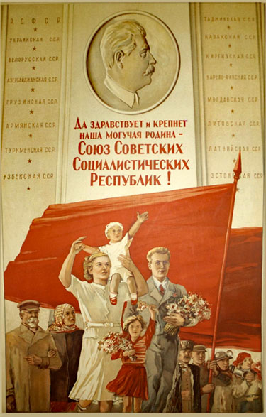 Que vive et se renforce notre puissante patrie – l’Union des Républiques Socialistes Soviétiques !
