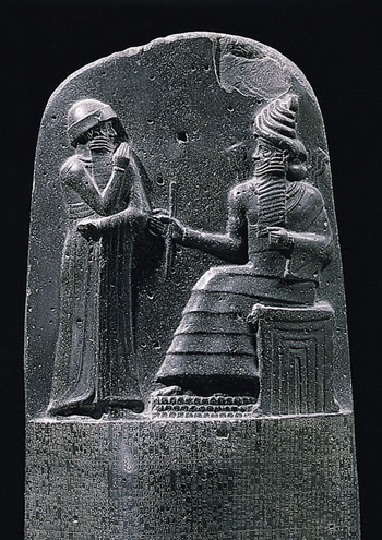 Le roi Hammurabi de Babylone face au dieu Shamash, détail de la stèle du Code de Hammurabi, 18e siècle avant notre ère