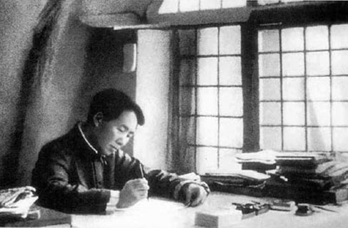 Mao Zedong en 1938, écrivant De la guerre prolongée