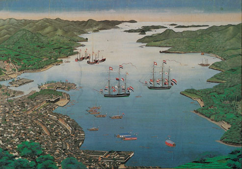 Le port de Nagasaki au début du 19e siècle par Kawahara Keiga ; on reconnaît au milieu à gauche avec le drapeau néerlandais le comptoir de la Compagnie néerlandaise des Indes orientales sur l’île artificielle de Dejima