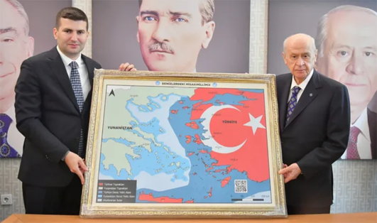 Ahmet Yigit Yldirim, chef des Loups gris présentant la carte de la Mavi Vatan avec Devlet Bahçeli, dirigeant du MHP 