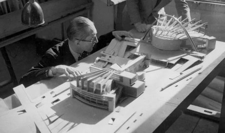 Le Corbusier et la maquette de son projet