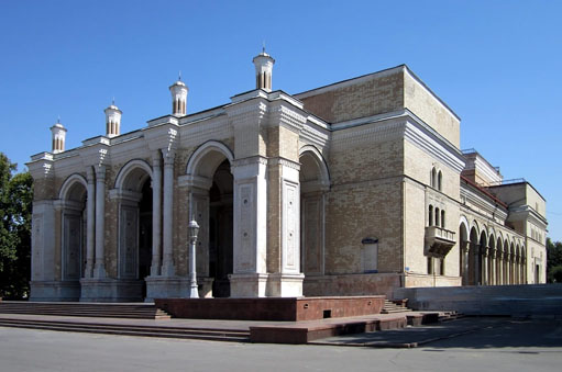 L’opéra national de la République Soviétique d’Ouzbékistan à Tachkent par Alexeï Chtchoussev (Source wikipédia)
