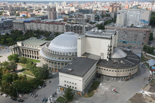 Le théâtre d’opéra et de ballet de Novossibirsk (Source wikipédia)